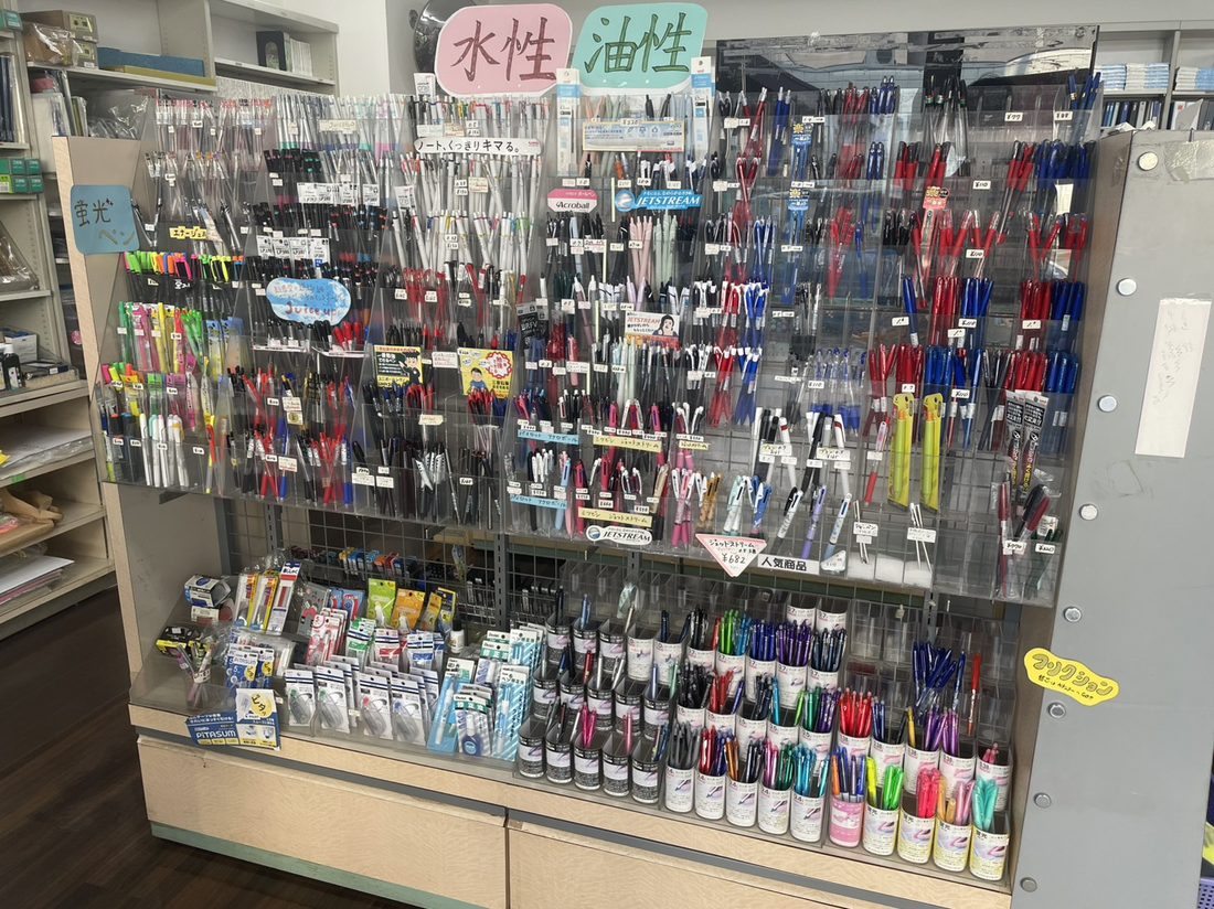 文具・筆記用具の陳列棚